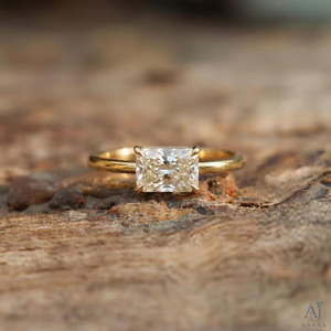 Anillo de Compromiso Clásico con Moissanita Corte Radiante, Chapado en Platino, Solitario con Puntas, Certificado por Terceros, para Mujer - Product Image 4