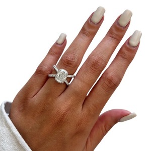 Bague de fiançailles de luxe en or 14K, 18K ou platine, avec diamant de laboratoire taille coussin allongé de 2,5 carats, motif croisé et semi-halo - Product Image 2