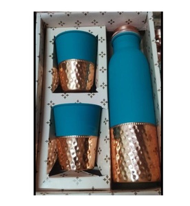 Bouteille d'eau en cuivre de qualité supérieure, finition texturée en caoutchouc, pour une hydratation saine à la maison, au bureau et en voyage - Product Image 2