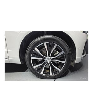 Volvo XC60 B6 Ultimate 2023 con Caja de Cambios Automática, Asientos de Cuero, Cámara Trasera, Volante a la Izquierda - 22,169 km - Product Image 5
