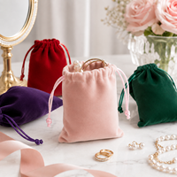 Pochettes de luxe en velours avec cordon de serrage et logo personnalisé pour cadeaux de mariage, rangement de colliers, bracelets, boucles d'oreilles et lunettes