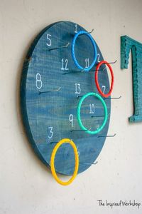 Colgador de Pared de Madera Hecho a Mano, Redondo, Pintado, Decoración Artesanal para el Hogar con Anillos Coloridos y Diseño Numerado - Product Image 1