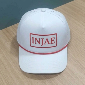 Casquette de golf personnalisée à 5 panneaux, perforée, découpée au laser, broderie tissée, visière pré-courbée, OEM ODM, faible MOQ, couvre-chef de golf - Product Image 1