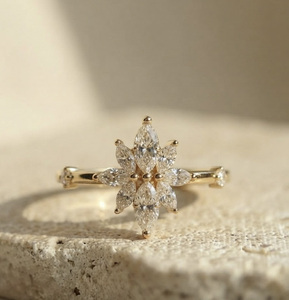 Anillo de lujo chapado en oro de 14 quilates con diseño de flor marquesa y racimo, estilo vintage, con diamantes en forma de copo de nieve y estrella, ideal para fiestas de compromiso, para mujer. - Product Image 2