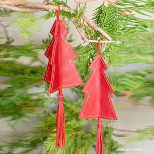 Ornements de Noël faits main en cuir rouge avec surpiqûres blanches et pompons assortis, décoration suspendue idéale pour la saison des fêtes - Product Image 1