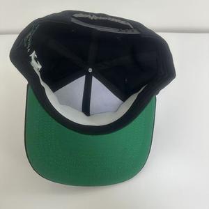 Casquettes Snapback Noires à 6 Panneaux en Tissu 80% Acrylique 20% Laine Brodé Personnalisé avec Visière Plate et Bord Inférieur Vert Fournisseur - Product Image 2