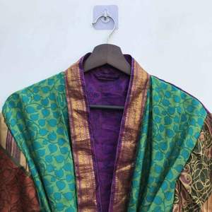 Kimono Vintage de Seda, Estilo Boho, para Festivales, Hecho a Mano con Parches de Sari, Bata de Seda Reciclada, Unisex - Product Image 3