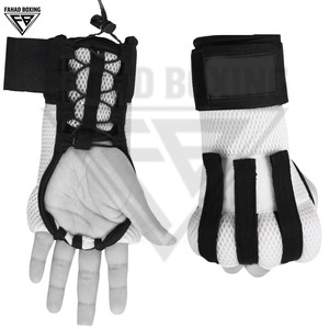 Bandes de boxe personnalisées de haute qualité, imprimées avec votre logo, noir et blanc, pour la protection lors des combats. - Product Image 5