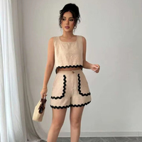 Ensemble coordonné pour femme avec haut court texturé sans manches à nouer dans le dos et short taille haute
