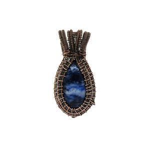 จี้ห้อยคอทำมือประดับโซดาไลต์แบบพันลวด – พลอยทรงลูกแพร์ธรรมชาติ, จี้ทองแดงชุบโรเดียมสีดำสำหรับขายส่ง - Product Image 1