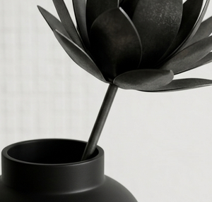 Vase en métal noir mat, forme conique géométrique minimaliste, fait main, décoration de table industrielle - Product Image 4