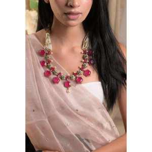 Conjunto de collar y aretes de joyería nupcial Kundan con motivo de corona, piedra preciosa rosa y acabado chapado en oro. - Product Image 1