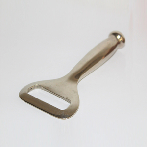 Décapsuleur vintage en chrome argenté en forme d'épinglette, design métallique robuste, accessoire de bar original et unique - Product Image 6