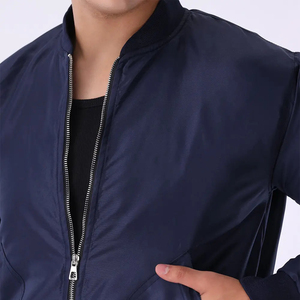 เสื้อแจ็คเก็ตบอมเบอร์ผ้าซาตินสีน้ำเงินกรมท่าสำหรับผู้ชาย แบบคลาสสิก ซิปหน้า เงางาม น้ำหนักเบา สวมใส่สบาย ทรงเข้ารูป เสื้อคลุมลำลองเนื้อนุ่ม - Product Image 3