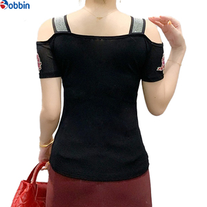 Camiseta negra de mujer con hombros descubiertos, cuello cuadrado, estampado de pedrería, flores rojas, ajuste ceñido, manga corta, top de verano - Product Image 1