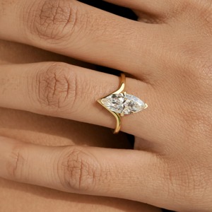 Anillo de Diamante Cultivado en Laboratorio con Corte Marquesa de Diseño Premium en Oro Amarillo de 14K con Certificación IGI y Claridad VVS - Product Image 2