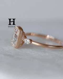 Anillo de compromiso vintage con diamante de laboratorio de 2 quilates con corte cojín, engaste de bisel en oro mate de 14K y piedras laterales marquesa para mujer - Product Image 4