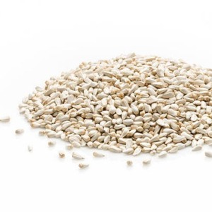 Graines de carthame naturelles, brutes, non-OGM, taille uniforme, nettoyées et triées, pour alimentation des oiseaux, aliments pour animaux, vente en gros, export. - Product Image 1