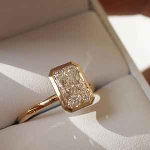 แหวนเพชรทรงรัศมี 2.52 กะรัต ได้รับการรับรองจาก IGI เพชรเพาะเลี้ยงในห้องปฏิบัติการ แหวนทองคำแท้ 14k สำหรับผู้หญิง ของขวัญสุดหรูสำหรับคนรัก เหมาะสำหรับเป็นแหวนหมั้นหรือแหวนแทนใจ - Product Image 4