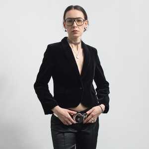 Blazer vintage en velours noir des années 90, veste cintrée courte S/M - Product Image 2