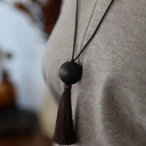 Collier en macramé fait main avec pampilles, perles en bois foncé, longues pampilles, bijoux bohèmes minimalistes - Product Image 1