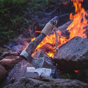 Hache Viking artisanale en acier inoxydable gravé sur mesure avec manche en bois sculpté, pour la survie et le camping, haches forgées à la main de qualité supérieure OEM - Product Image 6