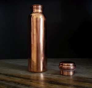 Bouteille d'eau en cuivre avec couvercles, bouteille de voyage portable, design minimaliste, bouteille d'eau en cuivre classique, couvercles inclus - Product Image 5