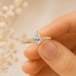 Bague de fiançailles de luxe en or jaune 10 carats avec diamant de laboratoire taille poire pavé, certifiée IGI – Bijou raffiné, cadeau élégant et intemporel pour femme - Product Image 3