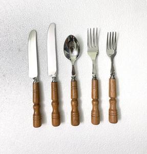 ชุดช้อนส้อมมินิมอลพร้อมด้ามไม้ 5 ชิ้น ดีไซน์ทนทาน ขัดเงาอย่างดี - Product Image 2