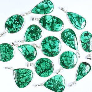 BISMILLAH GEMS Colgante Artesanal de Piedras Preciosas Mixtas Bañado en Plata, con Forma de Lágrima Audaz y Circular, Verde, Estilo Bohemio, con Mensaje de Paz - Product Image 5
