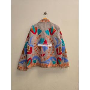 เสื้อแจ็คเก็ตซูซานีงานฝีมือจากราชสถาน ผ้าฝ้าย 100% คอตั้ง ลายดอกไม้ สำหรับผู้หญิง สวมใส่ในงานปาร์ตี้ ฤดูใบไม้ร่วง/ฤดูหนาว/ฤดูใบไม้ผลิ - Product Image 5