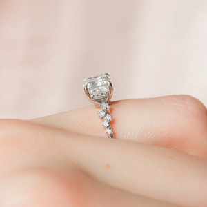 Bague de fiançailles en diamant taille coussin de qualité supérieure en or blanc, sertie de griffes, avec bande pavée florale, style classique pour femme - Product Image 2