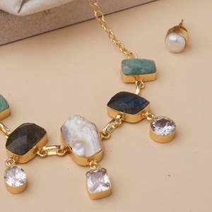 Collier fait main plaqué or multi-pierres – Collier chaîne statement en Amazonite, Labradorite et Perle - Product Image 2