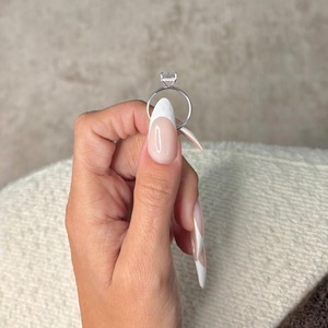 Anillo de Compromiso con Diamante Cultivado en Laboratorio, Corte Esmeralda de 3 Quilates, Oro Blanco de 14k, Halo Oculto, Certificado IGI - Product Image 1