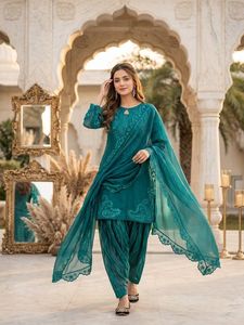 Ensemble prêt-à-porter entièrement cousu avec broderie de créateur, travail de sequins, détails découpés, haut en verre romain, bas Plazzo et dupatta. - Product Image 1