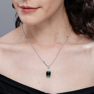 Pendentif Charme Pierre Précieuse Verte Taille Émeraude avec Pierres d'Accent Scintillantes Plaqué Rhodium pour Femme Or 10K/14K/18K Argent 925/935 - Product Image 1