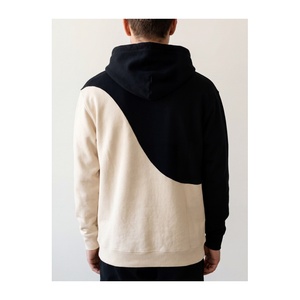 Sudadera con capucha personalizada para hombre, diseño de paneles ondulados en contraste negro y beige crema, forro polar grueso, estilo pullover. - Product Image 6