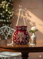 Sac Potli en velours brodé à la main indien avec poignée en perles, motif floral, fermeture à cordon, capacité 1L, forme régulière, sangle unique