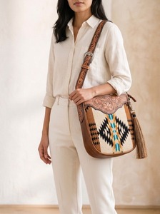 Sac bandoulière messager pour femme en cuir véritable, léger, style bohème western, avec pompons, motif géométrique et fermeture éclair, forme couverture de selle - Product Image 5