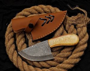 Cuchillo de Caza y Uso General de Acero de Damasco Hecho a Mano, Mango de Madera, Funda de Cuero, Grado Industrial para Exteriores, Punta Caída, 3 Años de Garantía - Product Image 1