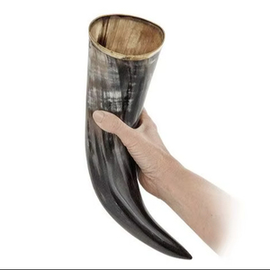 Elegante taza de cuerno de búfalo natural hecha a mano para cerveza, hidromiel y vino con acabado de superficie lisa y pulida. - Product Image 1