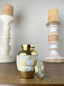 Petites urnes en laiton élégantes pour les cendres parfaites pour les autels personnels ou les espaces d'hommage familial - Product Image 6