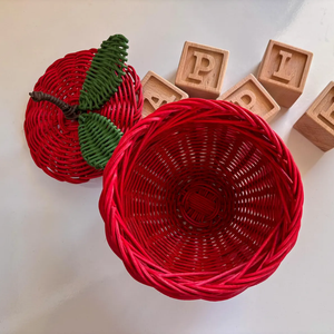Panier en osier rouge pour chambre d'enfant, motif pomme, tressé à la main, boîte de rangement en rotin, organisateur unique au design fruitier - Product Image 1