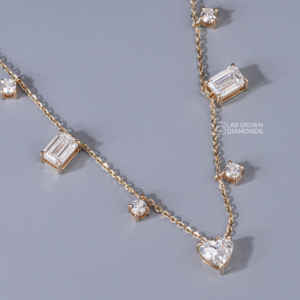 Exquisito Colgante de Diamantes Cultivados en Laboratorio en Oro Amarillo de 14K con Múltiples Formas, Joyería de Lujo para Mujer, Color EF, Esmeralda, Ovalado, Redondo, Corazón, 4.98g - Product Image 1