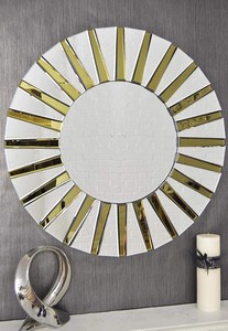 Espejo de Pared Estilo Veneciano con Marco de Vidrio Grabado Ornamental, Silueta Curva Elegante y Atemporal - Product Image 1