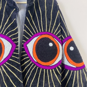 Veste Suzani brodée aux yeux brodés |   Veste en velours faite à la main |   Halloween |   Style bohème noir - Product Image 3