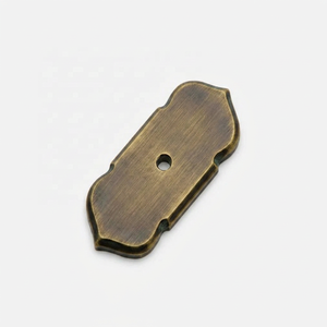 Plaques de fixation de meuble en laiton de designer, finition or antique, quincaillerie de mobilier au design traditionnel, poignées de tiroir pour commodes de maison et de bureau - Product Image 5