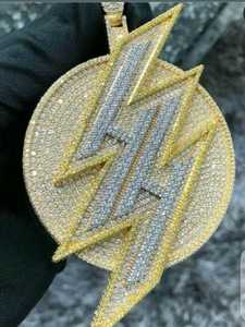 Colgante Circular con Rayo Estilo Hip Hop, Joyería para Raperos, Plata de Ley Bicolor Chapada en Oro, Lujo con Incrustaciones de Moissanita - Product Image 3