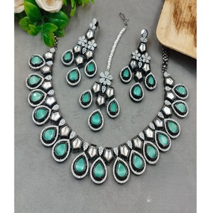 Collier Kundan de haute qualité avec pierres Moissanite, boucles d'oreilles et tikka assortis pour femmes, idéal pour les mariages. - Product Image 1