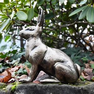 Sculpture de lapin moderne en aluminium, décoration de jardin extérieure, statue de lapin en bronze coulé, décoration de Pâques à vendre - Product Image 1